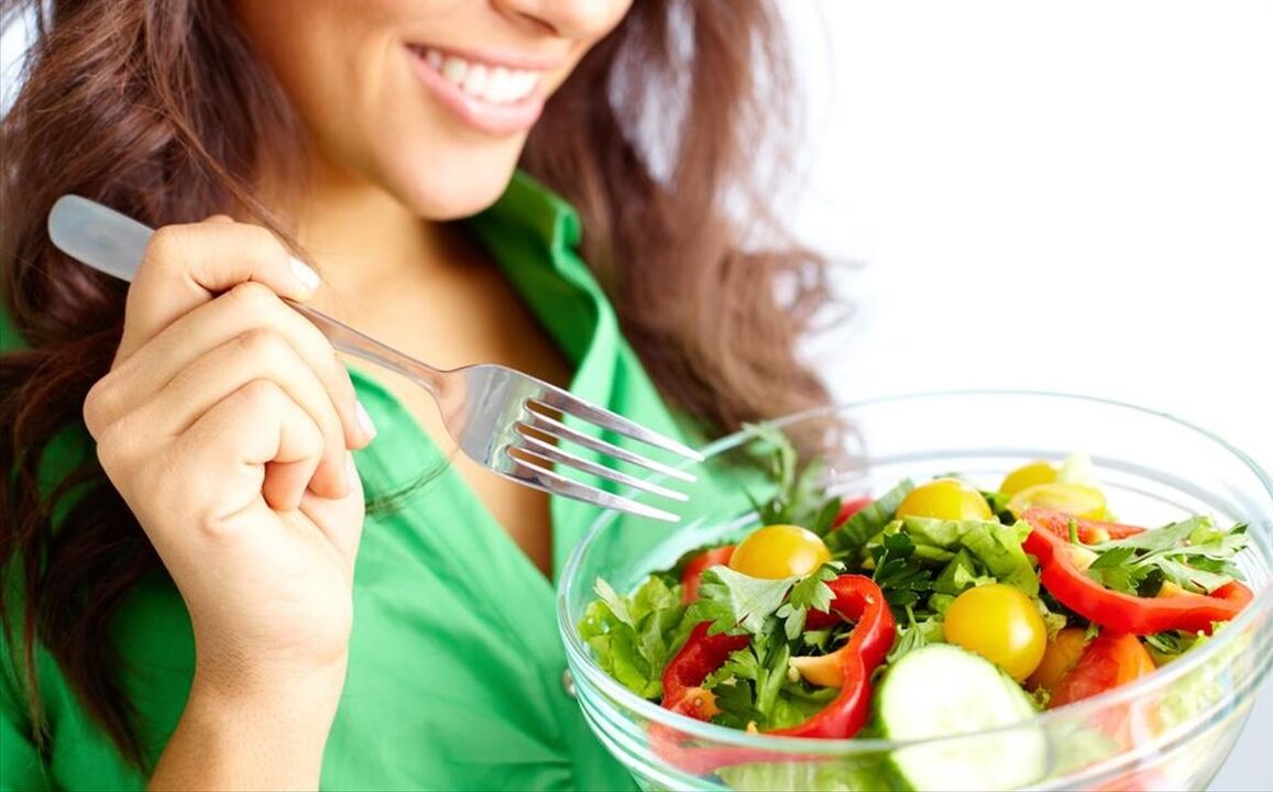 дівчина їсть овочевий салат на дієті 6 пелюсток